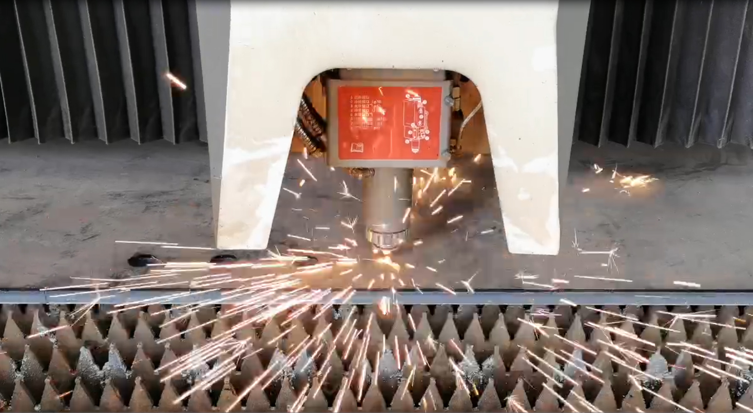 亞鷹 12米單臺(tái)面切割